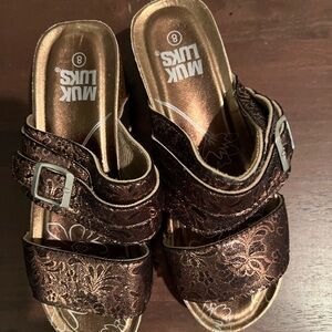 Muk Luks Metallic Brown Floral Sandals